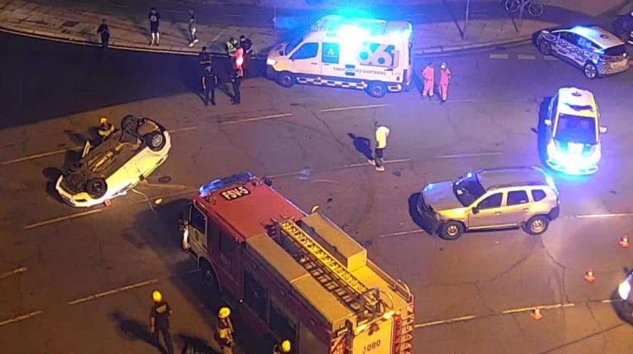Un herido tras volcar un coche en un aparatoso accidente de tráfico en Sevilla