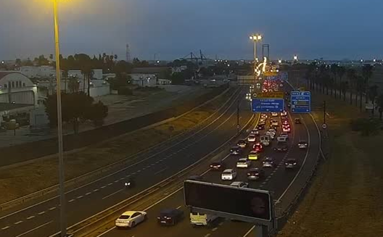 El incendio del camión se localiza en el kilómetro 9 de la SE-30, en sentido Huelva