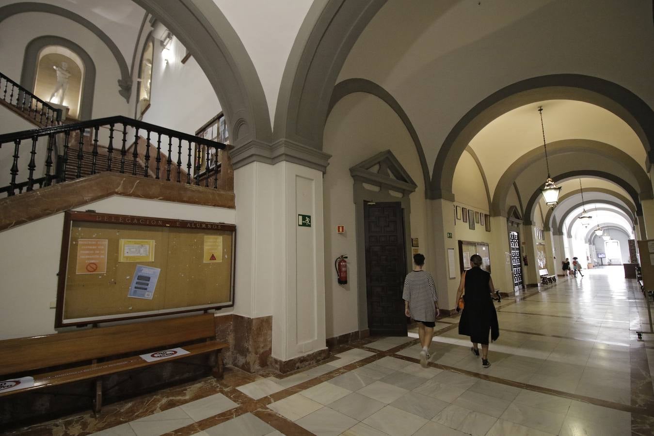 Salas y patios del edificio de la antigua Fábrica de Tabaco, actualmente en uso por la Universidad de Sevilla