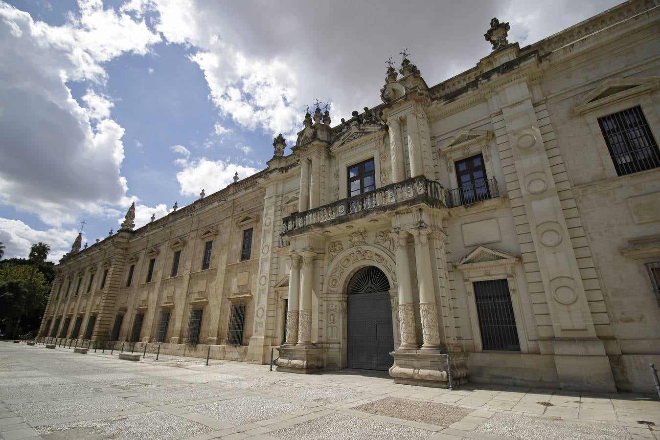 Salas y patios del edificio de la antigua Fábrica de Tabaco, actualmente en uso por la Universidad de Sevilla