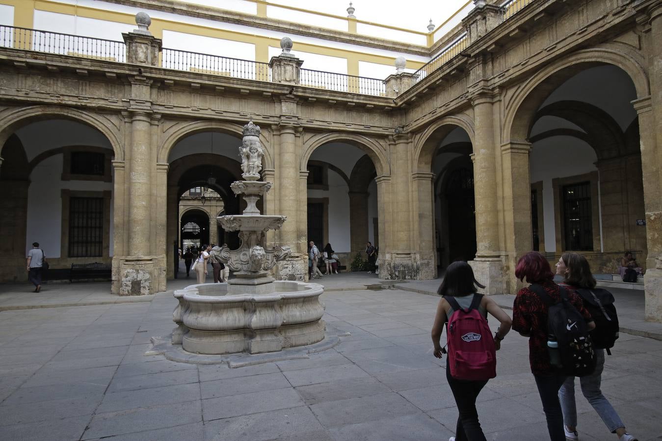 Salas y patios del edificio de la antigua Fábrica de Tabaco, actualmente en uso por la Universidad de Sevilla