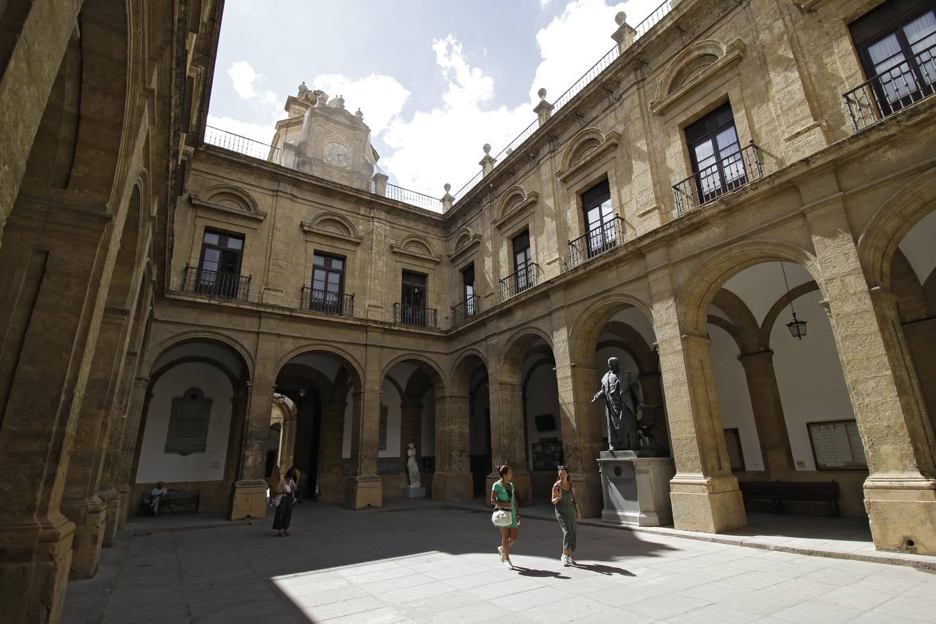Salas y patios del edificio de la antigua Fábrica de Tabaco, actualmente en uso por la Universidad de Sevilla
