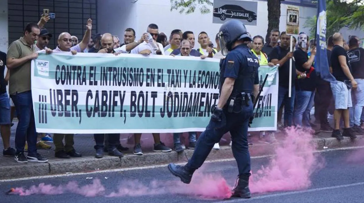 Los taxistas piden en Sevilla «diálogo» a la Junta en el conflicto con los VTC entre insultos y cargas policiales