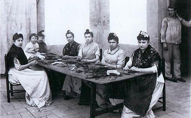 Cigarreras elaborando el tabaco