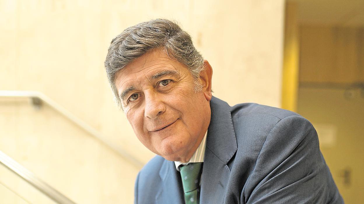 Manuel Pérez,  presidente del Colegio de Farmacéuticos de Sevilla: «La Farmacia en España sigue siendo una profesión puntera»