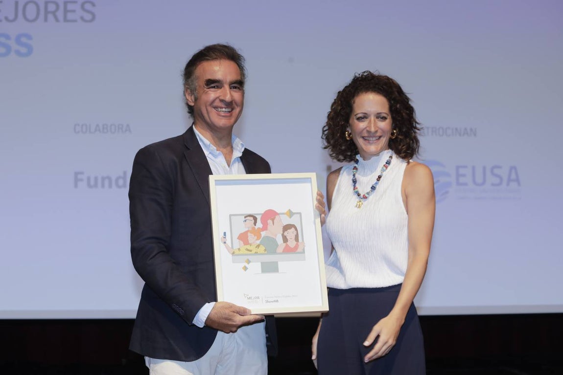 Premio Environet a la categoría de Mejor WEB. Realiza la entrega Gloria Ruiz, subdirectora de actividades de la Fundación Cajasol, y recoge el premio por parte de ShowMB, Fabio Castañeda, CEO de ShowMB.