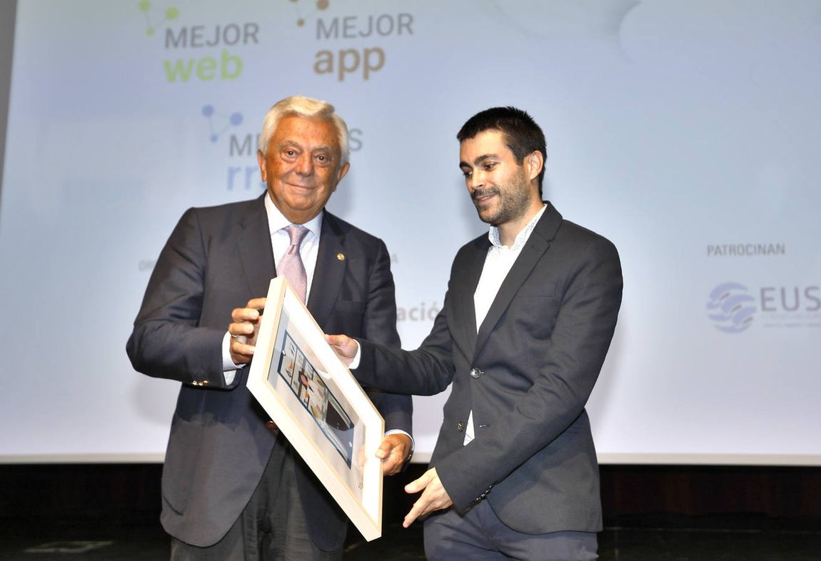 Premio Environet a la categoría de Mejor APP.  Entrega el galardón, Francisco Herrero León, presidente de la Cámara de Comercio de Sevilla, y recibe el premio por parte de Farmaciasdirect, Esteban Cerezo, especialista en marketing digital. 