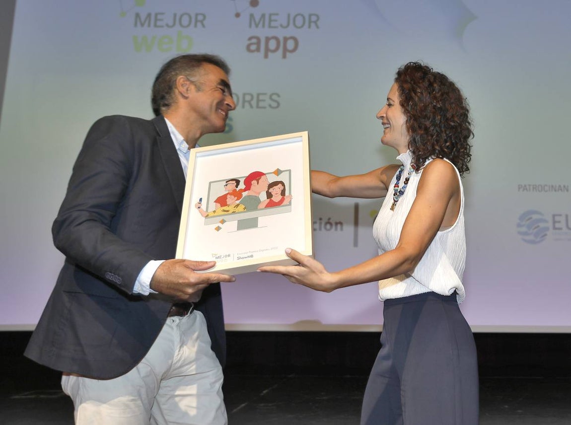 Premio Environet a la categoría de Mejor WEB. Realiza la entrega Gloria Ruiz, subdirectora de actividades de la Fundación Cajasol, y recoge el premio por parte de ShowMB, Fabio Castañeda, CEO de ShowMB. 