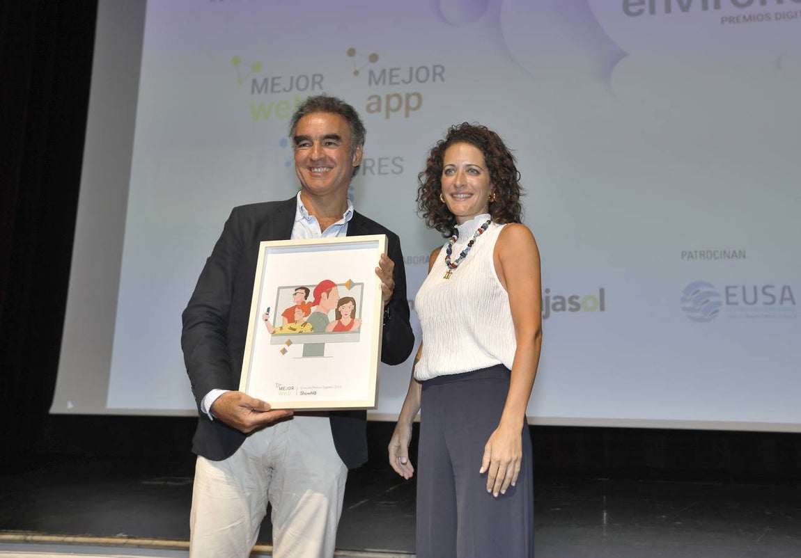 Premio Environet a la categoría de Mejor WEB. Realiza la entrega Gloria Ruiz, subdirectora de actividades de la Fundación Cajasol, y recoge el premio por parte de ShowMB, Fabio Castañeda, CEO de ShowMB. 