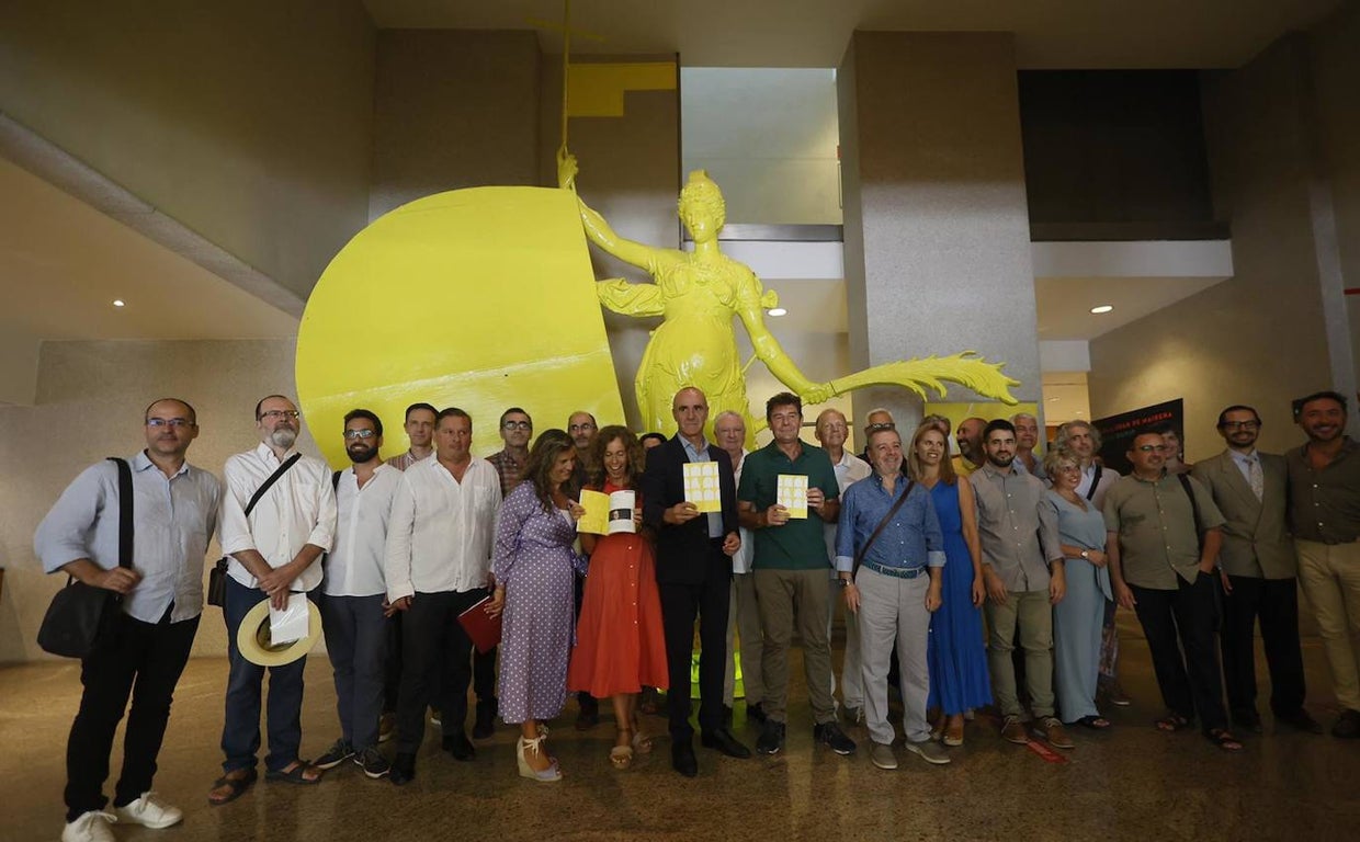 El alcalde junto a algunos de los músicos que integran la programación del Espacio Turina