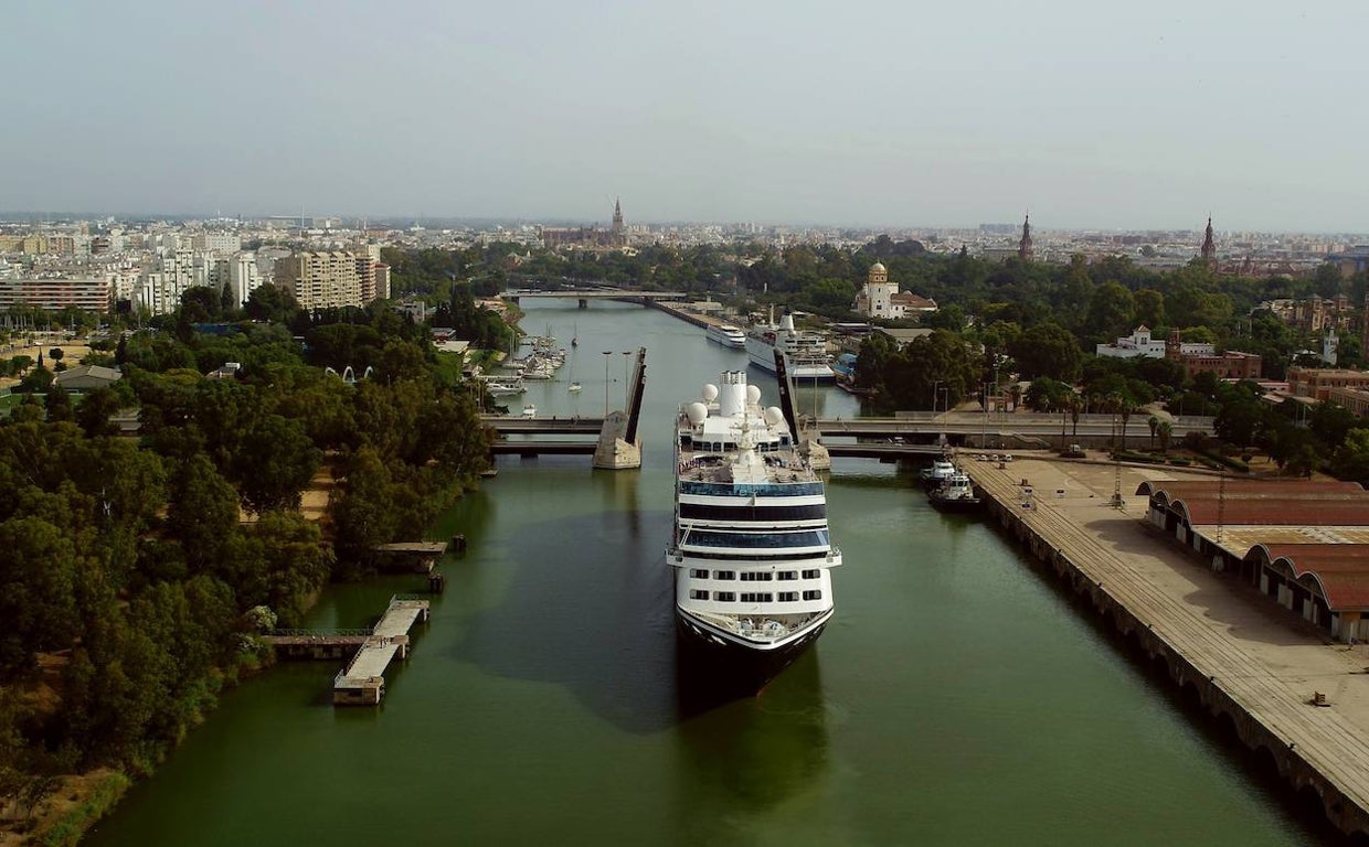 Un crucero entra en la zona portuaria de Sevilla