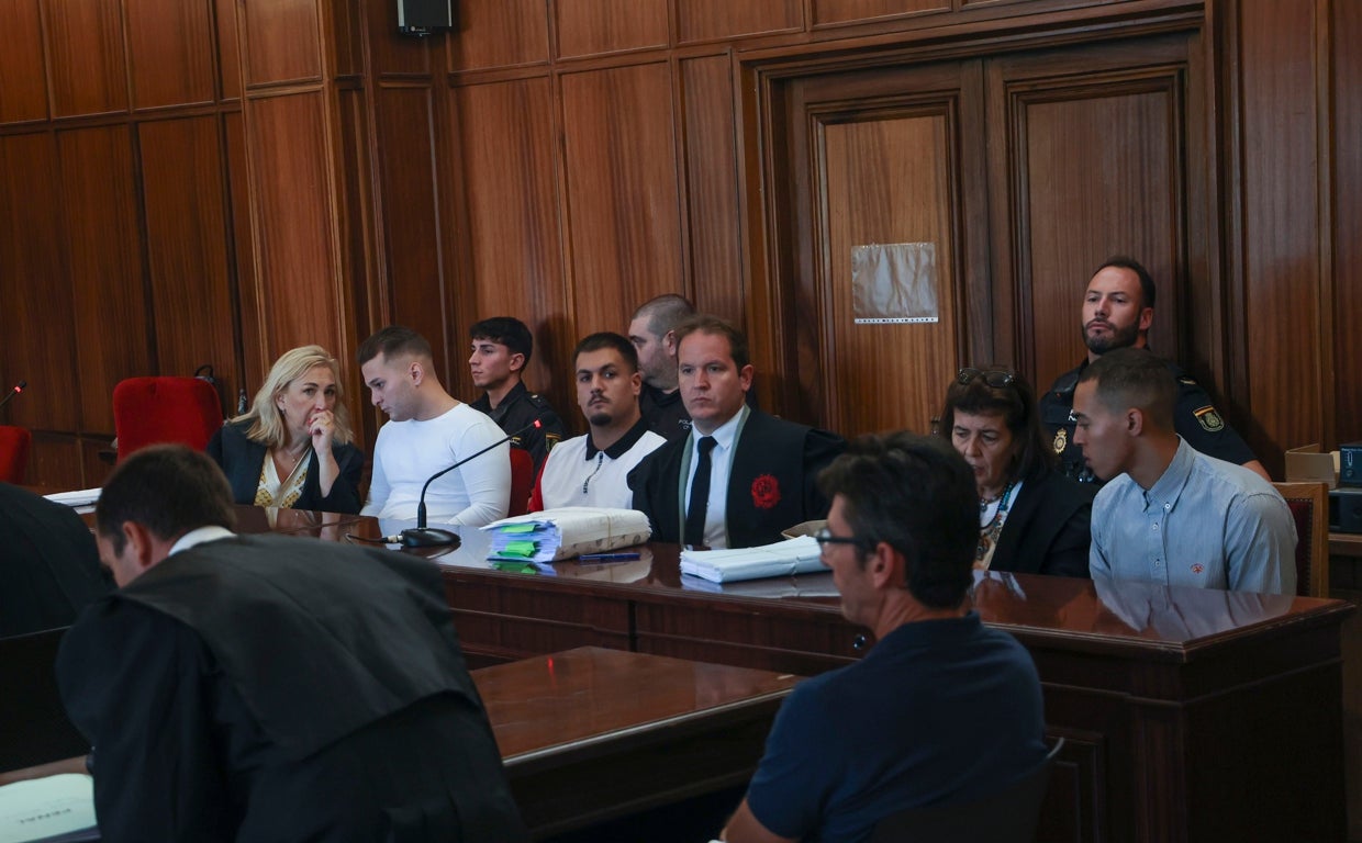 El primero por la derecha, con camisa celeste, es el acusado que ha reconocido este miércoles el asesinato