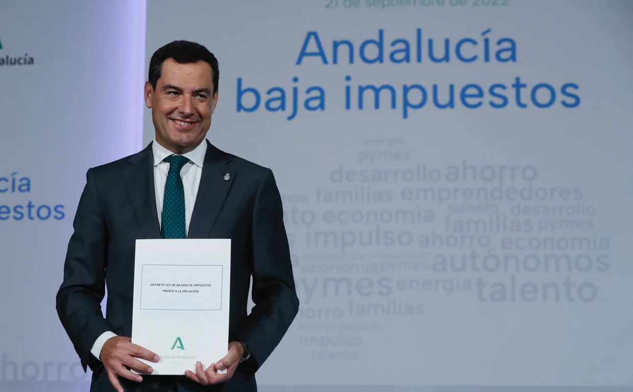 Juanma Moreno, presidente de la Junta de Andalucía, tras la firma del decreto ley de bajada de impuestos frente a la inflación aprobado en el Consejo de Gobierno