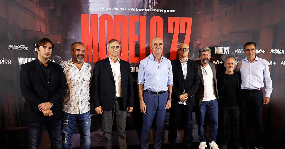 El equipo de producción y artístico de 'Modelo 77' posa con el alcalde en el preestreno de este miércoles