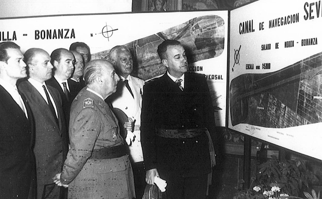 Franco, atendiendo las explicaciones del proyecto a principios de los años 60 sobre unos paneles