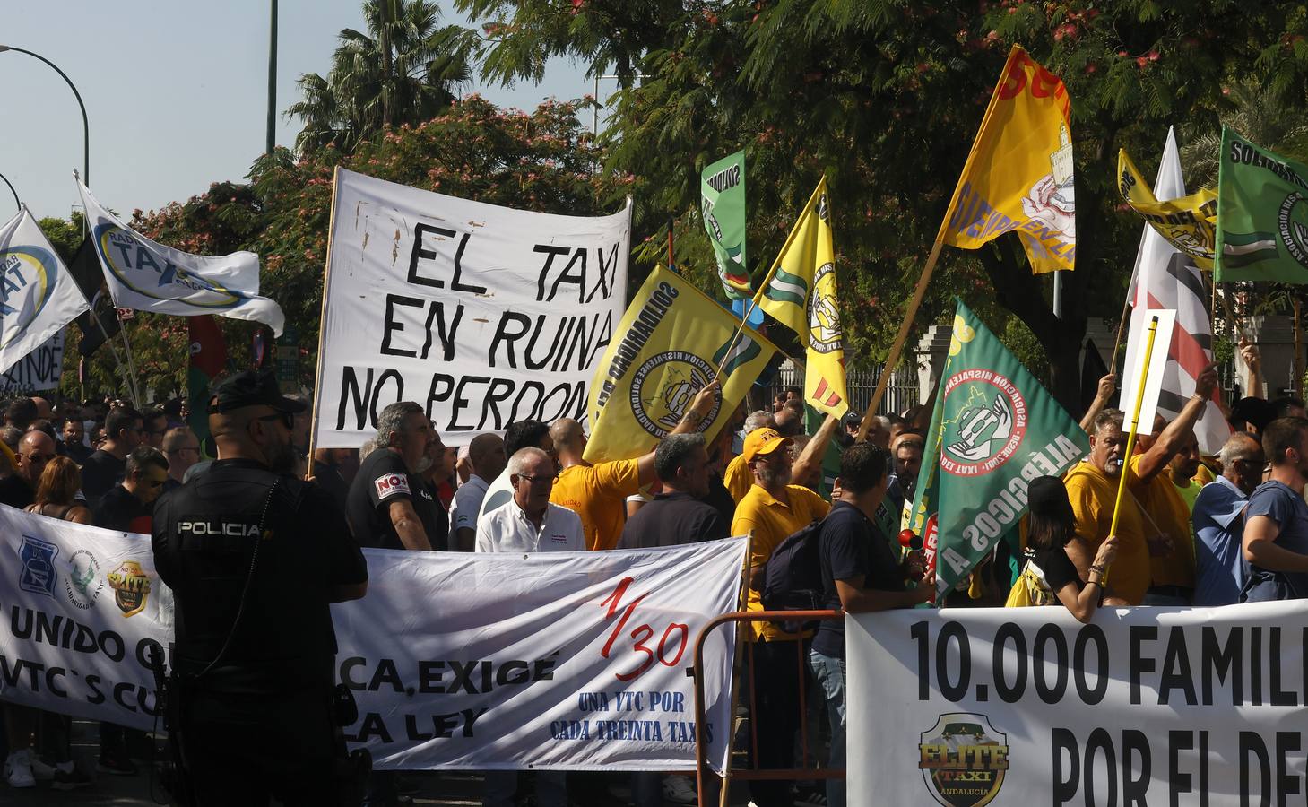 Protesta de los taxistas contra la regulación de la Junta a los VTC en Sevilla