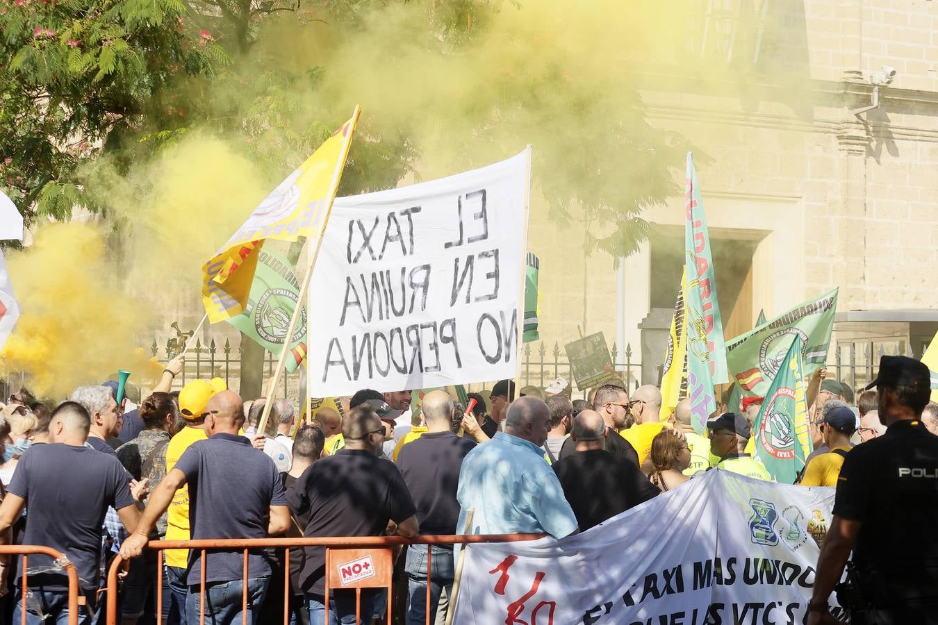 Protesta de los taxistas contra la regulación de la Junta a los VTC en Sevilla