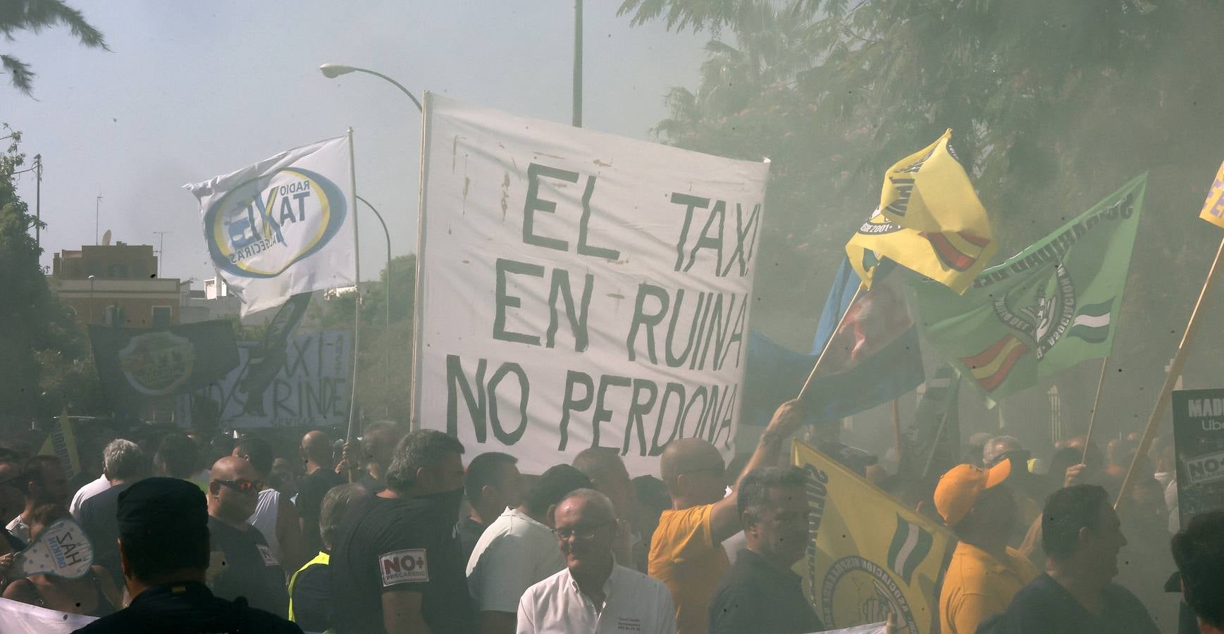 Protesta de los taxistas contra la regulación de la Junta a los VTC en Sevilla