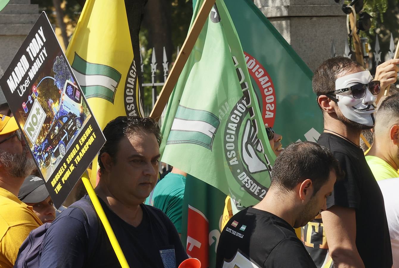 Protesta de los taxistas contra la regulación de la Junta a los VTC en Sevilla