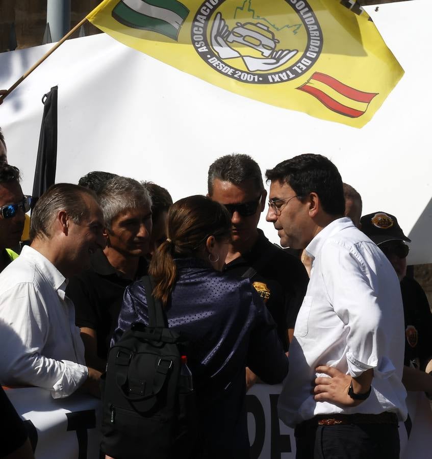 Protesta de los taxistas contra la regulación de la Junta a los VTC en Sevilla