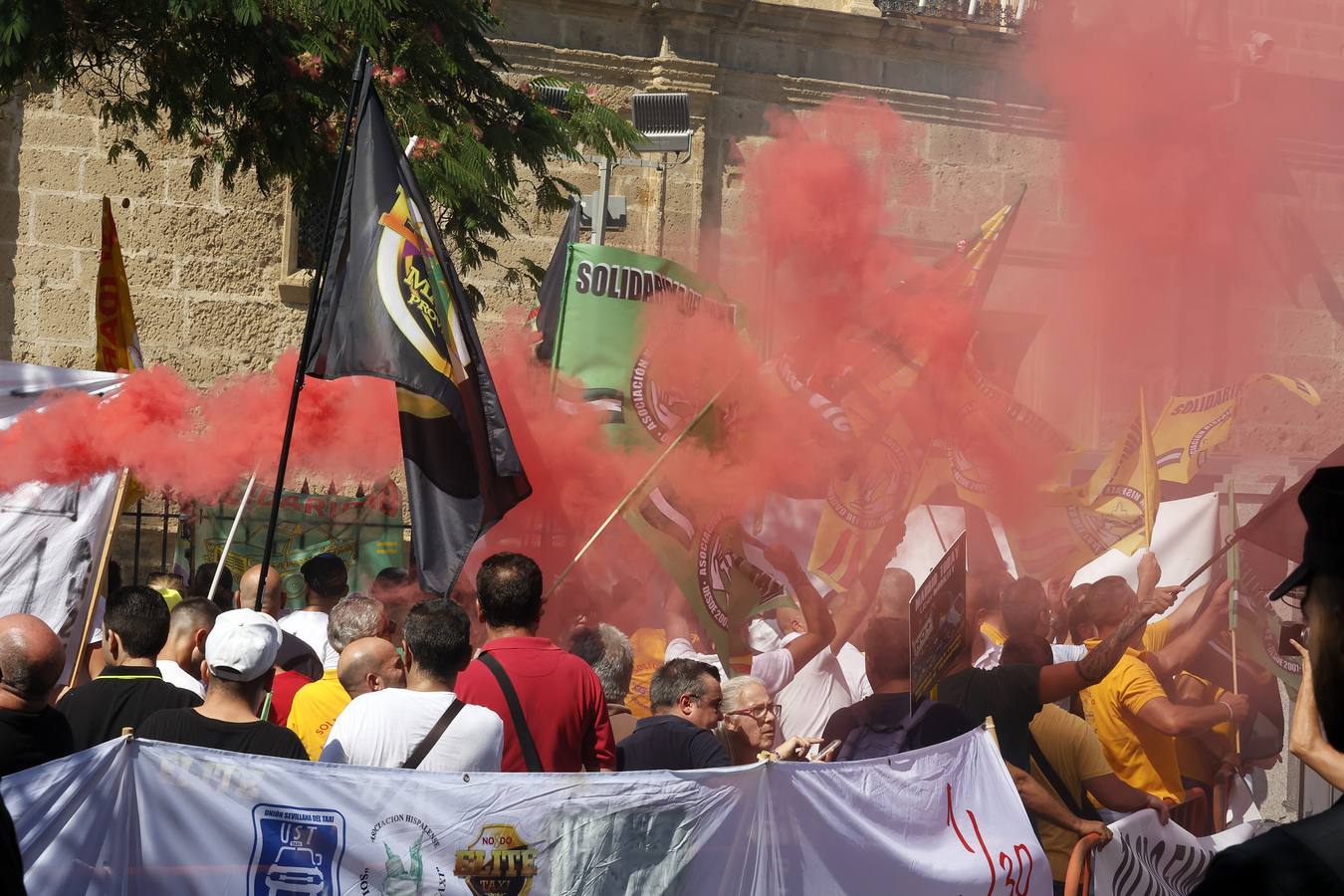Protesta de los taxistas contra la regulación de la Junta a los VTC en Sevilla
