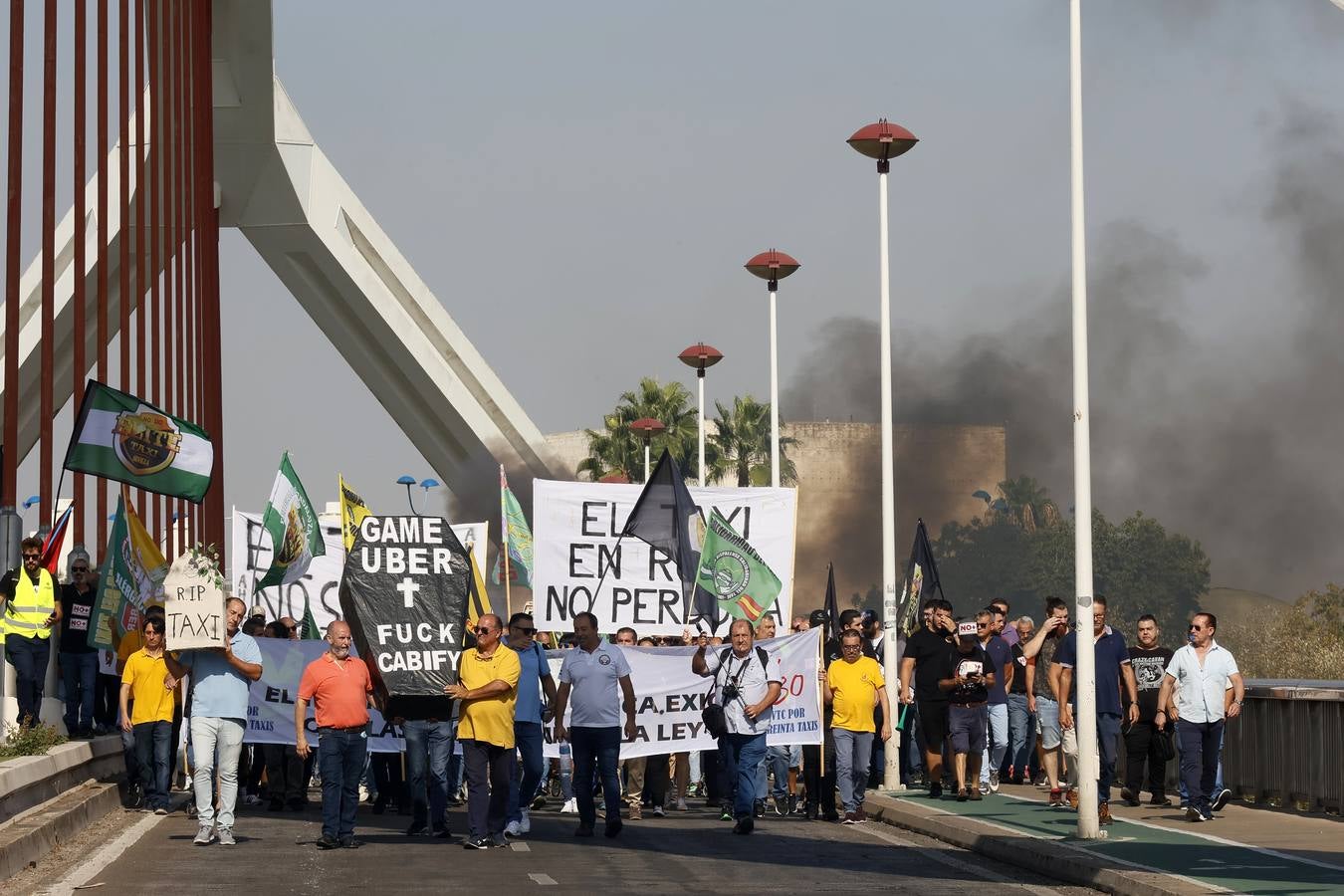 Protesta de los taxistas contra la regulación de la Junta a los VTC en Sevilla