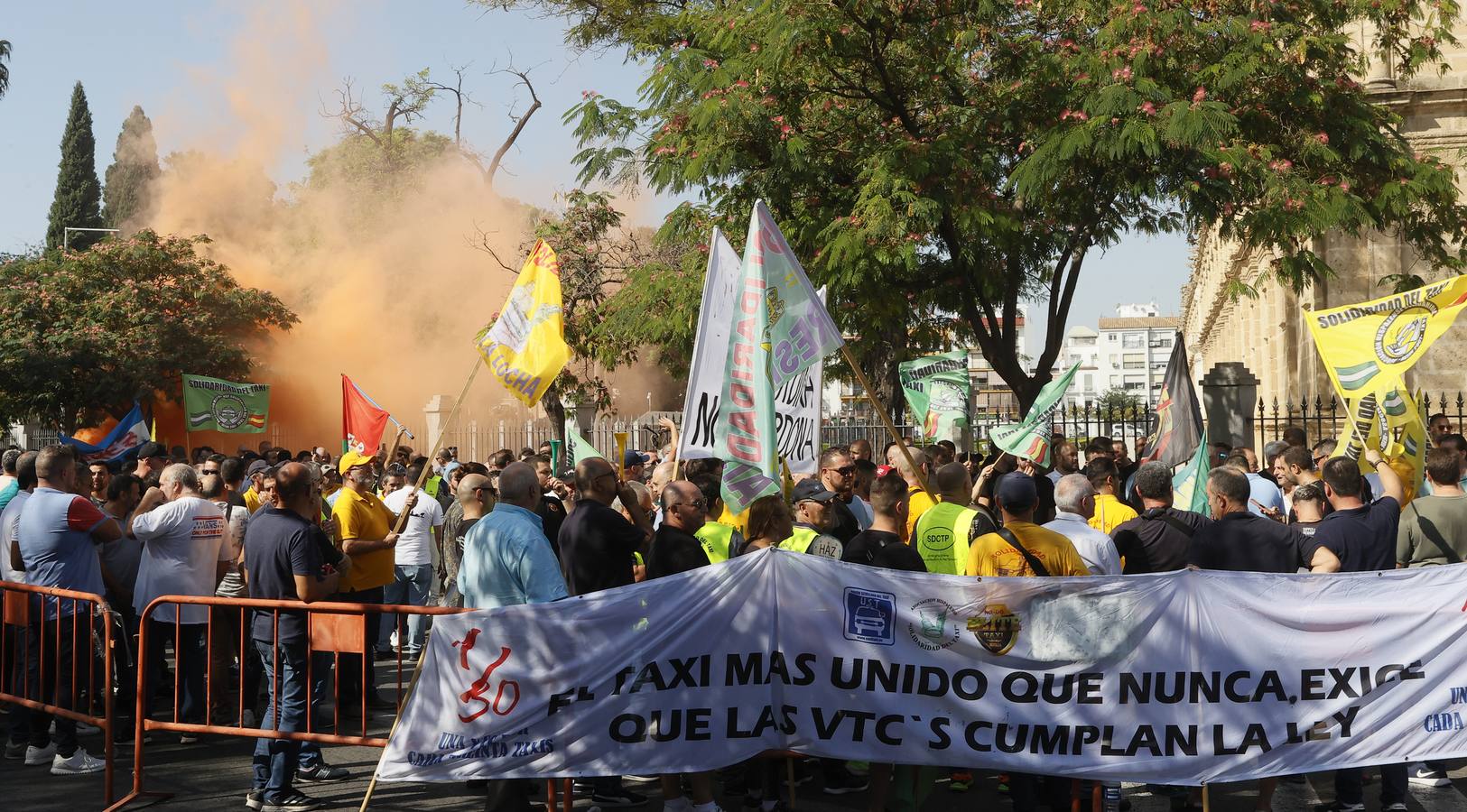 Protesta de los taxistas contra la regulación de la Junta a los VTC en Sevilla