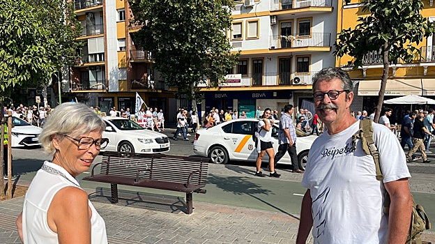 Thiry, junto a su mujer en la imagen, ya vivió una manifestación parecida en Francia