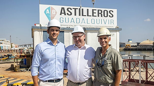 Robert Kitley, director gerente de la empresa (centro), con Pablo de Celis y Joel Guerreiro, directores Comercial y de Operaciones, respectivamente