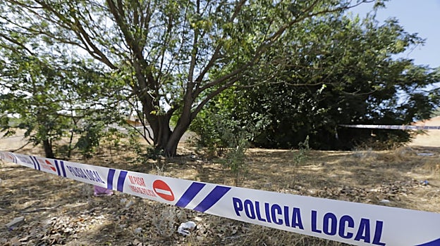 La Policía Local acordonó el entorno del árbol donde fue localizado el cadáver