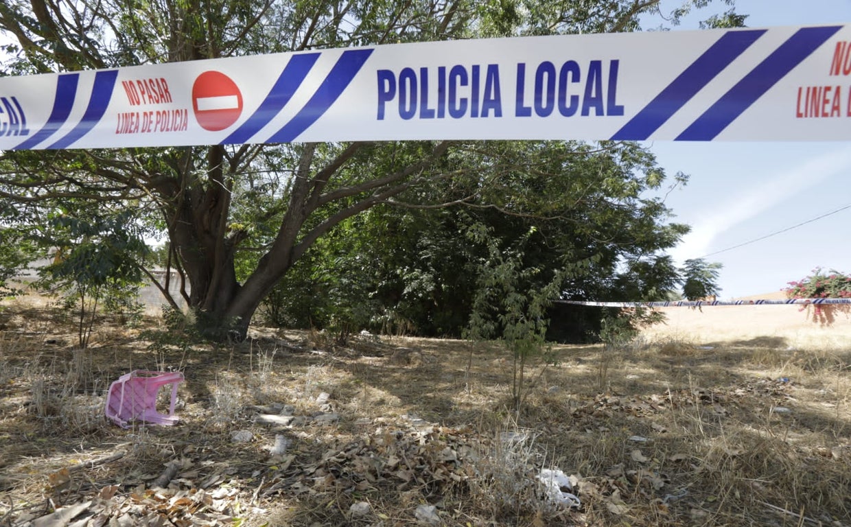 Zona acordonada por la Policía Local de Alcalá de Guadaíra y donde este sábado se localizó el cadáver del 'Chicho'