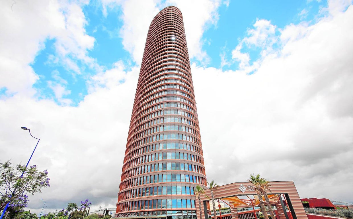 Rascacielos Torre Sevilla, a la entrada de lsla Cartuja