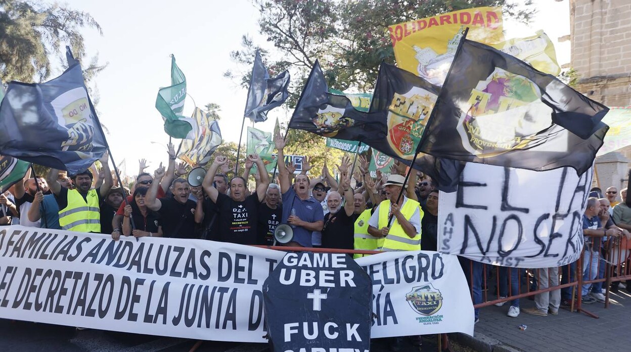 Los taxistas de Sevilla se manifiestan ante el Parlamento andaluz por la regulación de los VTC