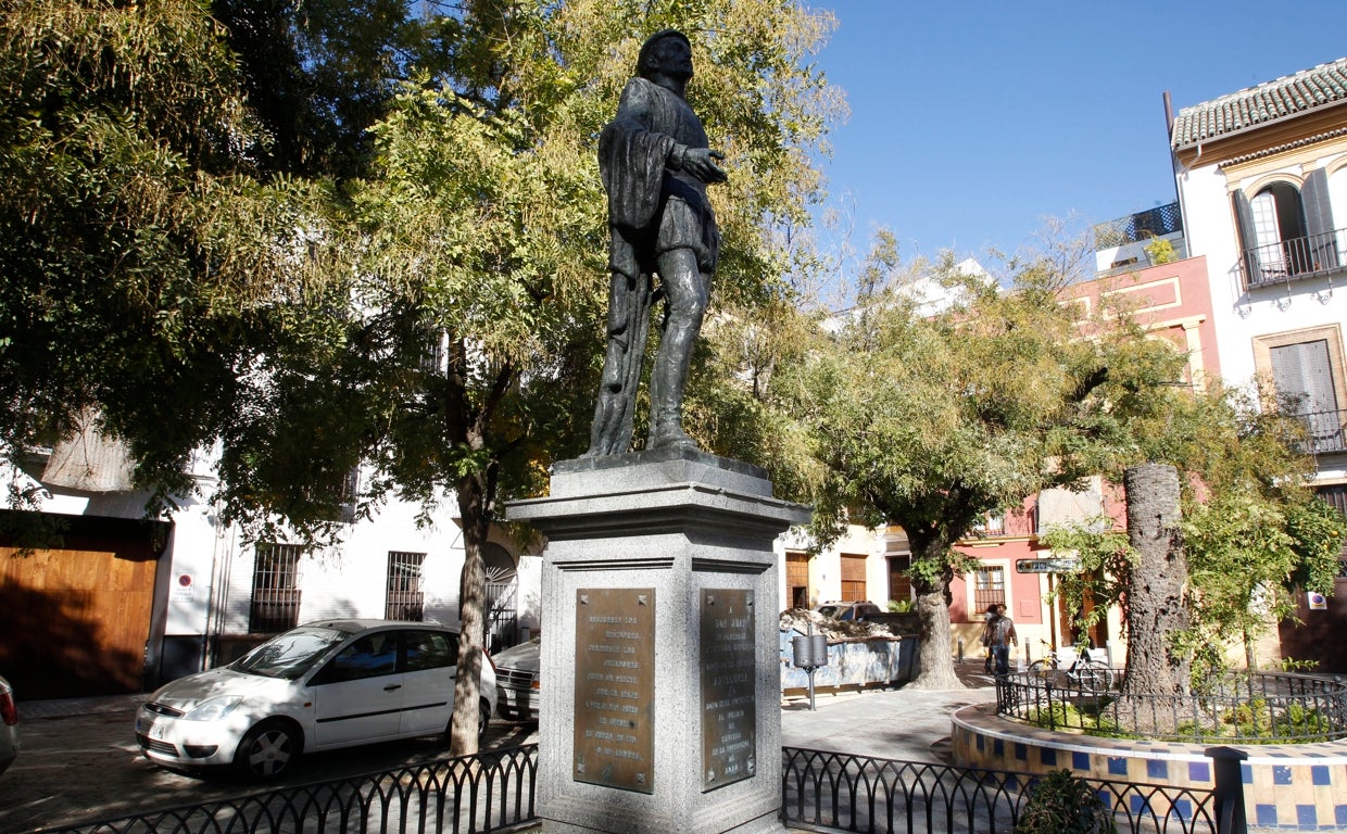 Monumento a Don Juan Tenorio en la plaza de Refinadores en Sevilla