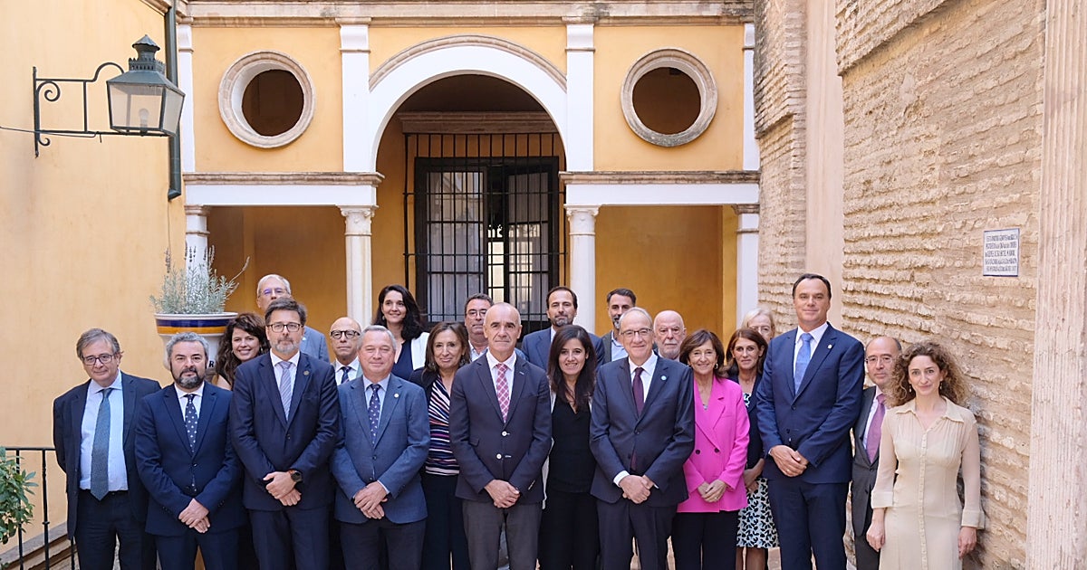 Participantes en el encuentro de la comisión Nebrija, celebrada este viernes en el Alcázar
