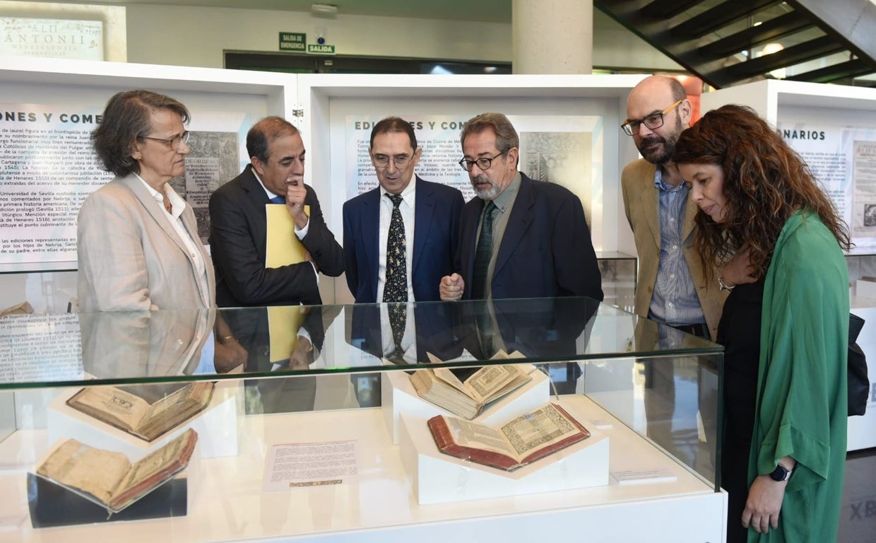 El rector de la Universidad de Sevilla, Miguel Ángel Castro, con los demás responsables de la exposición