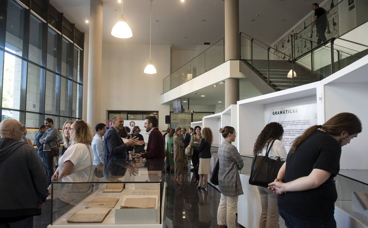 Expositores que muestran los fondos de Nebrija pertenecientes a la Universidad