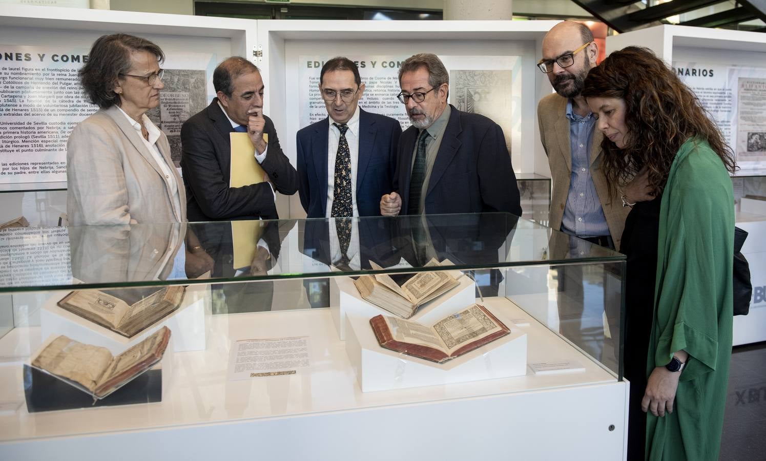 Visitantes y expositores de la muestra 'Nebrija en la Biblioteca de la Universidad de Sevilla'
