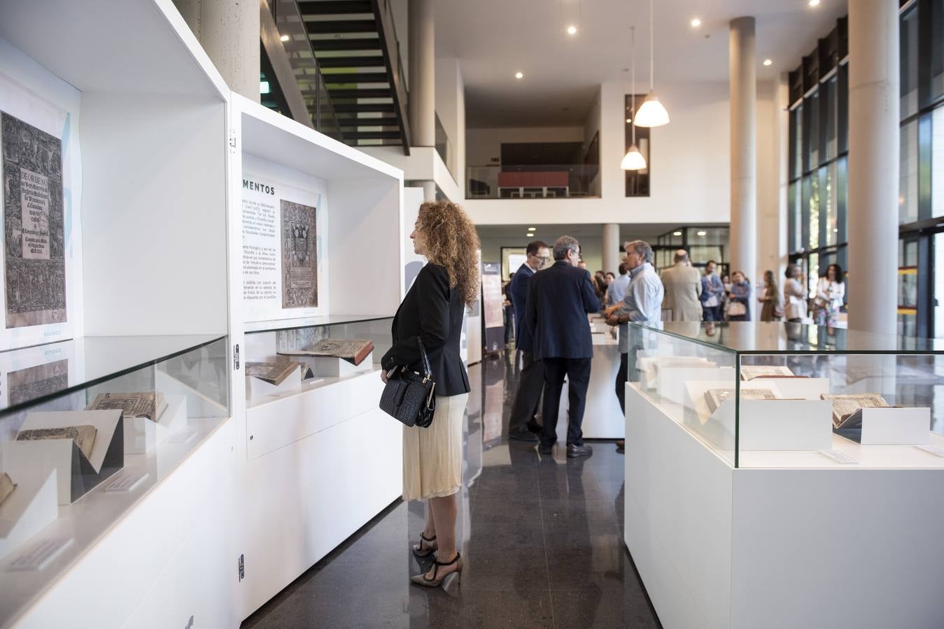 Visitantes y expositores de la muestra 'Nebrija en la Biblioteca de la Universidad de Sevilla'