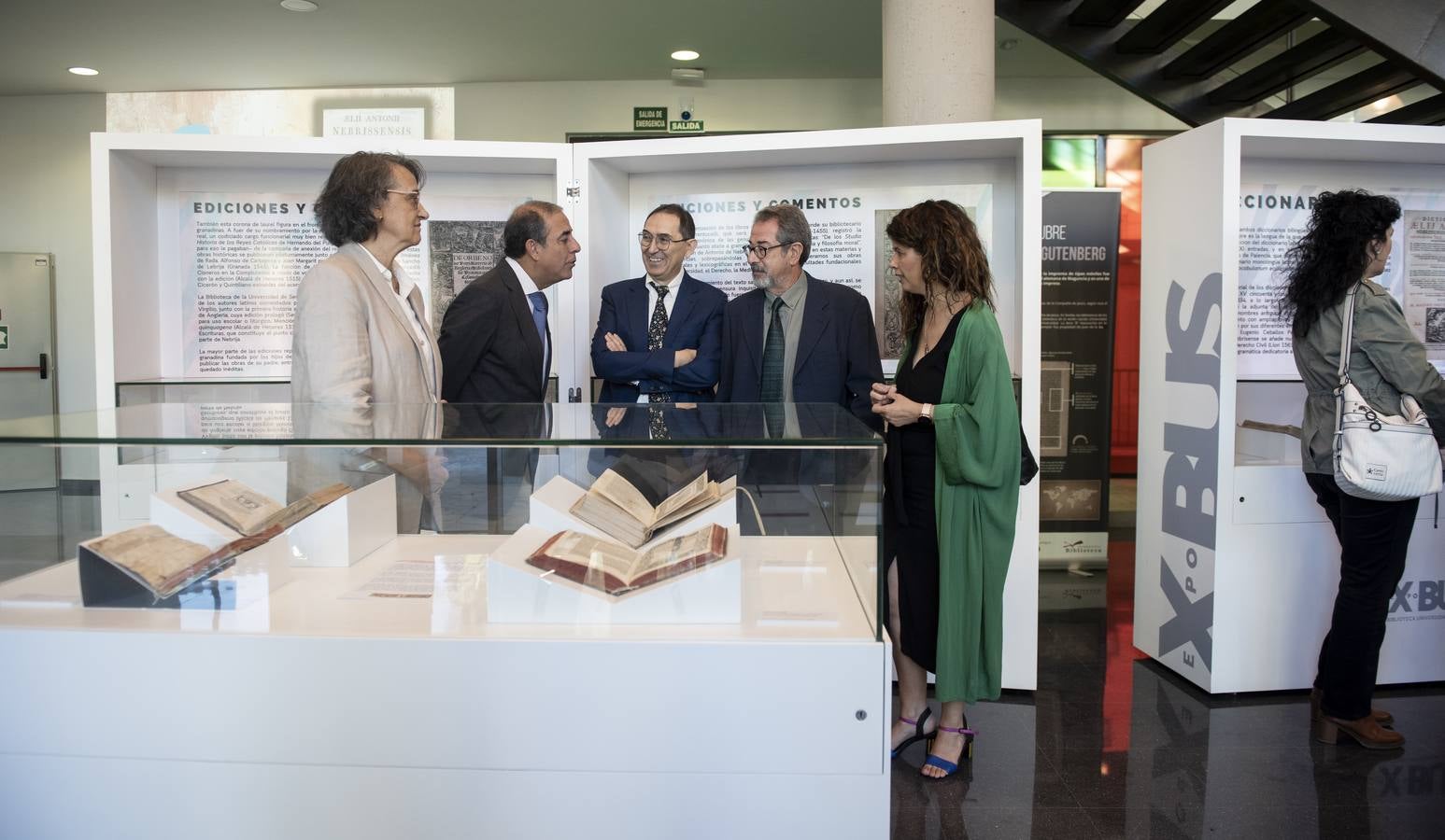 Visitantes y expositores de la muestra 'Nebrija en la Biblioteca de la Universidad de Sevilla'