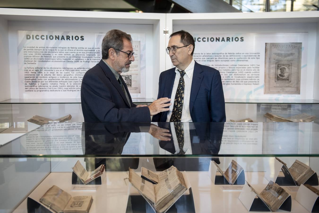 Visitantes y expositores de la muestra 'Nebrija en la Biblioteca de la Universidad de Sevilla'