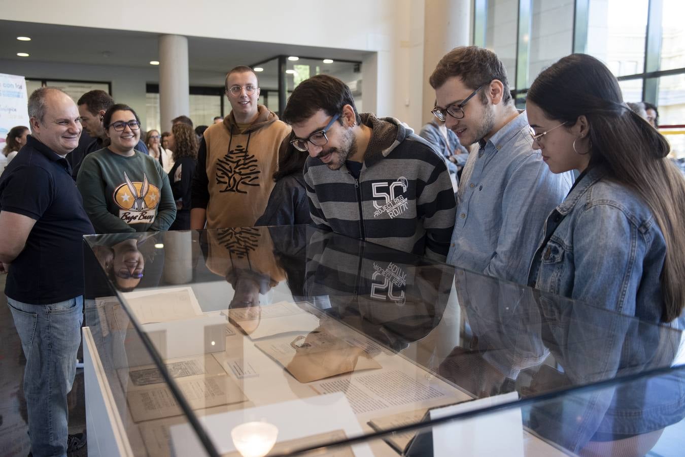 Visitantes y expositores de la muestra 'Nebrija en la Biblioteca de la Universidad de Sevilla'