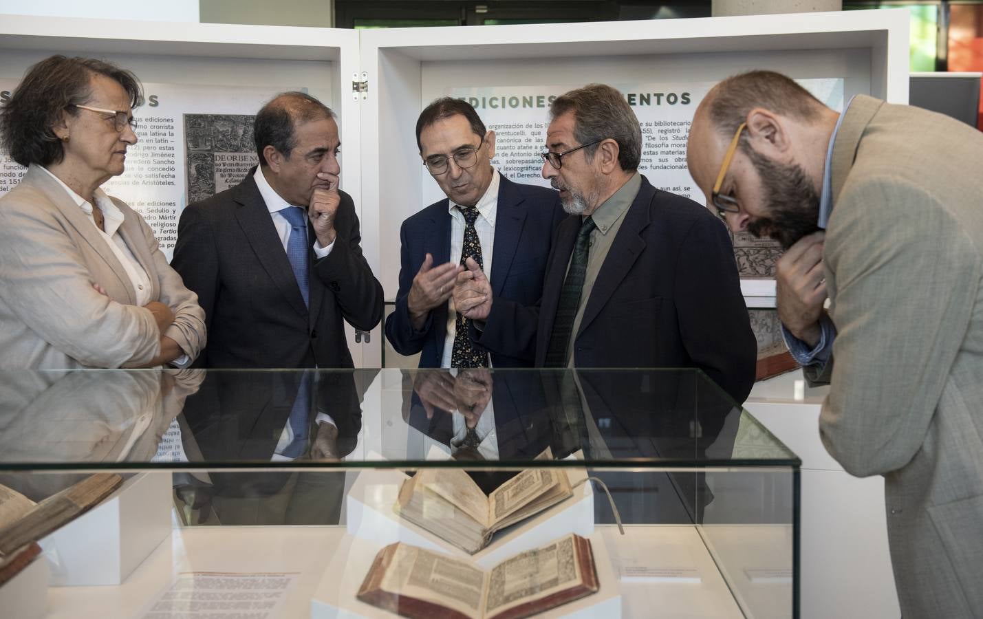 Visitantes y expositores de la muestra 'Nebrija en la Biblioteca de la Universidad de Sevilla'
