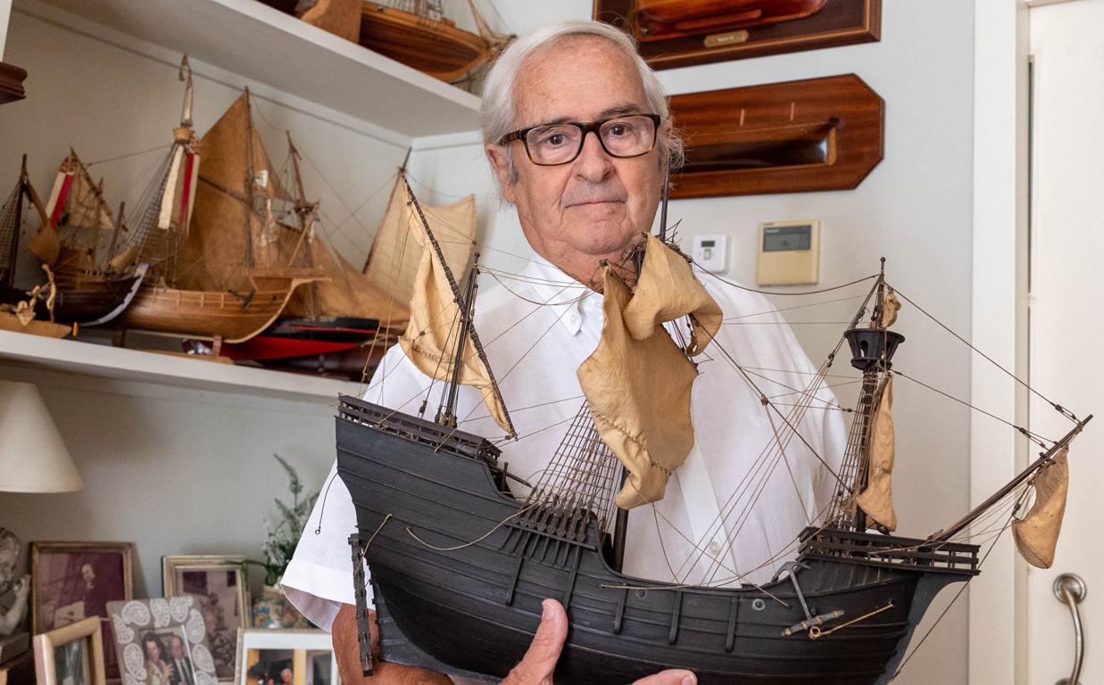 Ignacio Fernández Vial en su domicilio con una de sus maquetas