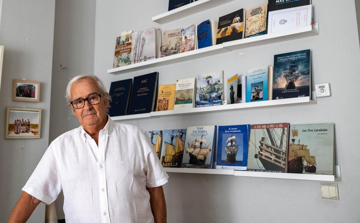 Ignacio Fernández Vial en el salón de su casa junto a algunos libros sobre la gesta de Magallanes y Elcano