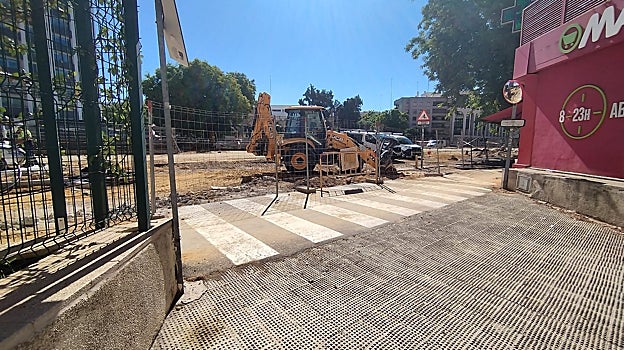 Acceso al garaje de los vecinos de la urbanización Urbis, en San Francisco Javier