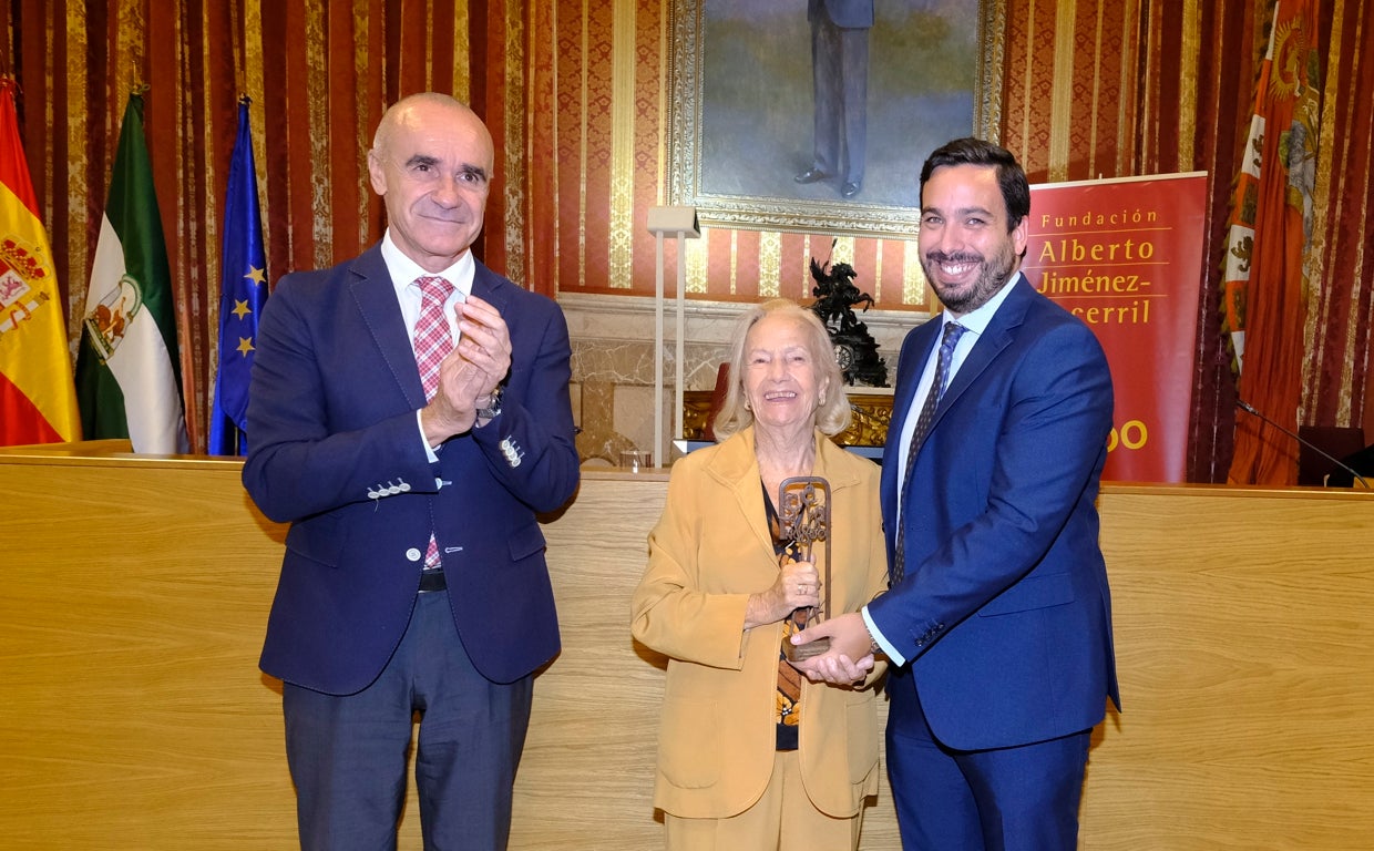 Antonio Muñoz y Alberto Jiménez-Becerril García, junto a Teresa Barrio, VIII Premio contra el Terrorismo