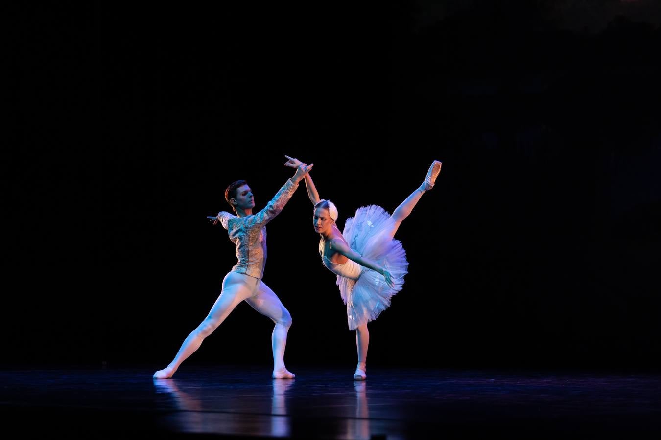 El ballet blanco volvió al Maestranza con el homenaje a Alicia Alonso