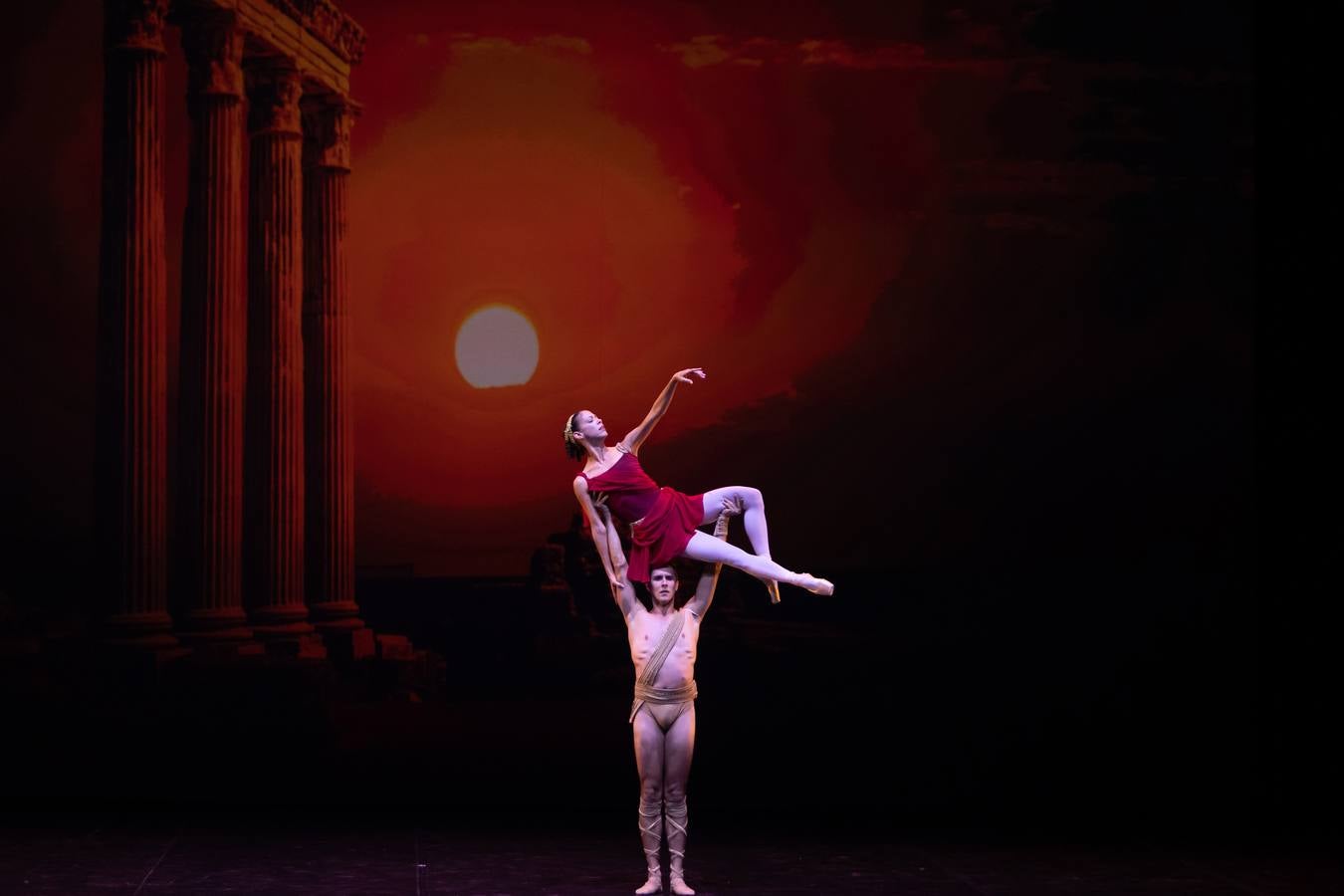 El ballet blanco volvió al Maestranza con el homenaje a Alicia Alonso