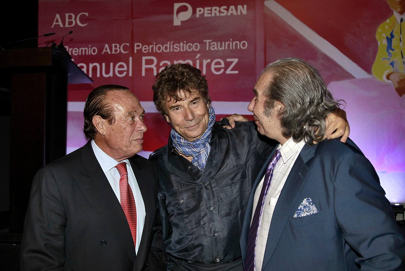 Junto a Curro Romero en la entrega del premio taurino Manuel Ramírez en ABC de Sevilla